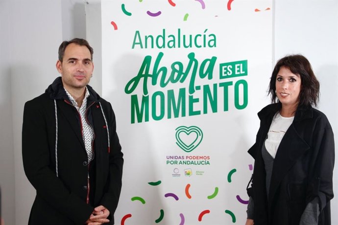 Los portavoces de Unidas Podemos por Andalucía, Toni Valero y Martina Velarde, este jueves antes de empezar una rueda de prensa.