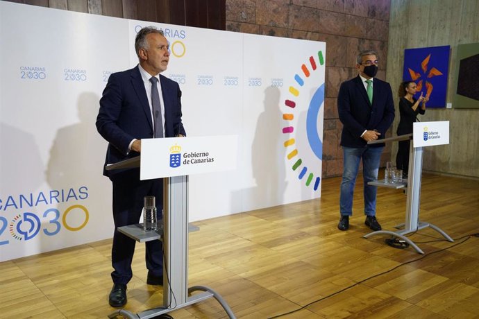 Archivo - El presidente de Canarias, Ángel Víctor Torres, y el vicepresidente, Román Rodríguez, en rueda de prensa