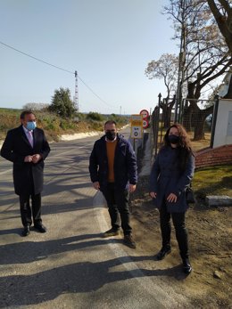 Palomares (izda.) en su visita a Adamuz.