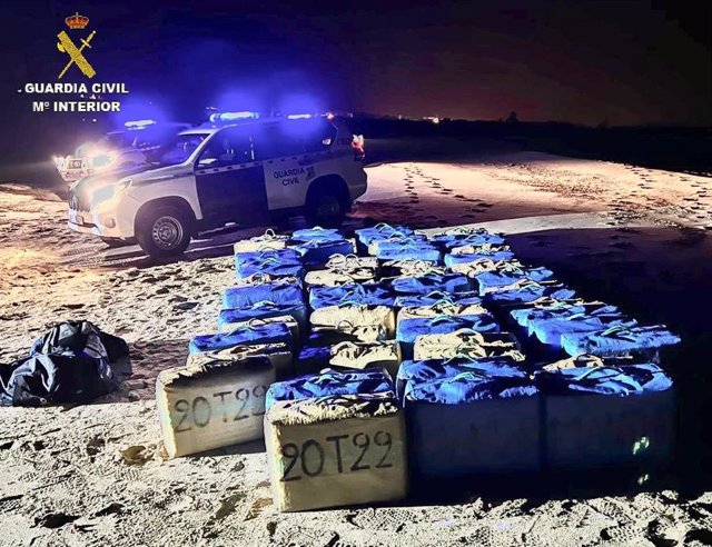Imagen de la droga intervenida en la playa de Isla Cristina (Huelva).