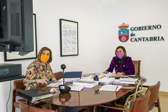 La consejera de Presidencia, Interior, Justicia y Acción Exterior, Paula Fernández (derecha), interviene por videoconferencia, en el pleno del Comité de las Regiones de Europa (CdR) acompañada de la directora general de Acción Exterior, Rosa Valdés