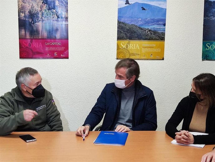 González Terol (centro) y Rocío Lucas (dcha) visitan la Federación de Caza de Soria.