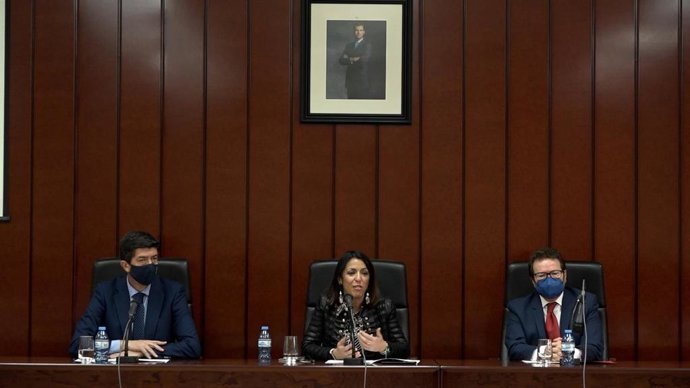 El vicepresidente de la Junta y consejero de Justicia, Juan Marín, y la presidenta del Parlamento andaluz, Marta Bosquet, en la inauguración de la Jornada de Regeneración Democrática.