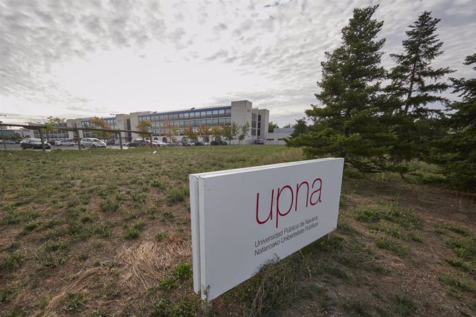 Archivo - Letrero de la UPNA en las instalaciones de la Universidad Pública de Navarra en Pamplona.