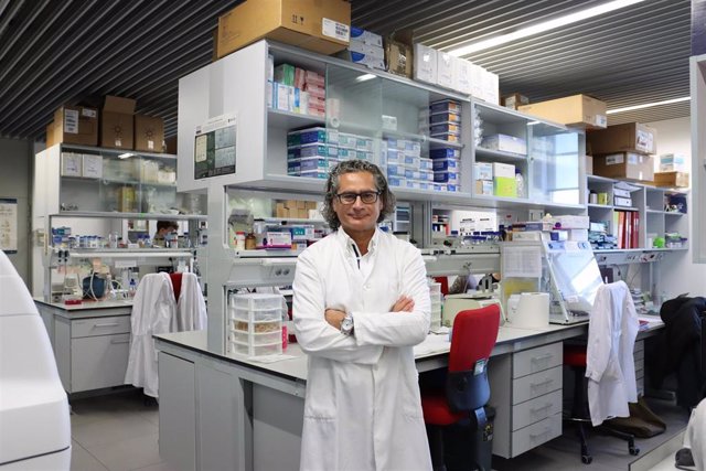 El científico de la Universidad de Salamanca Juan Pedro Bolaños en un laboratorio.