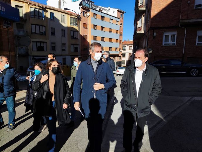 De izda a dcha, la número uno por el PP de Soria, Rocío Lucas, González Terol y el presidente del PP en Soria, Benito Serrano.