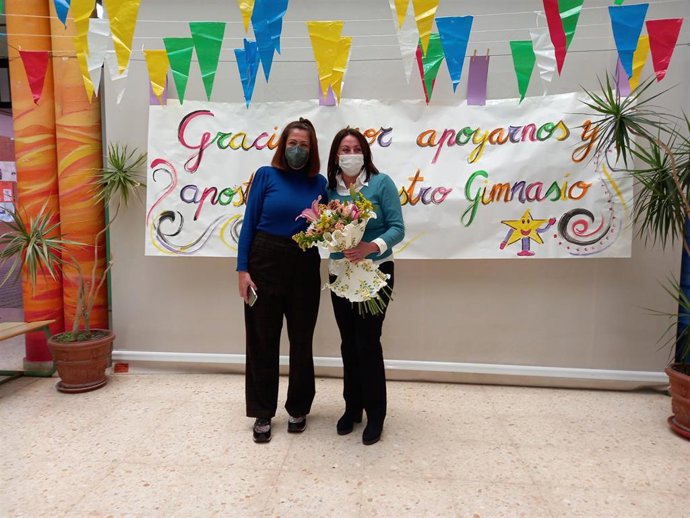La delegada territorial de Educación en Huelva, Estela Villalba, durante su visita al CEIP Sebastián Urbano Vázquez de Isla Cristina.