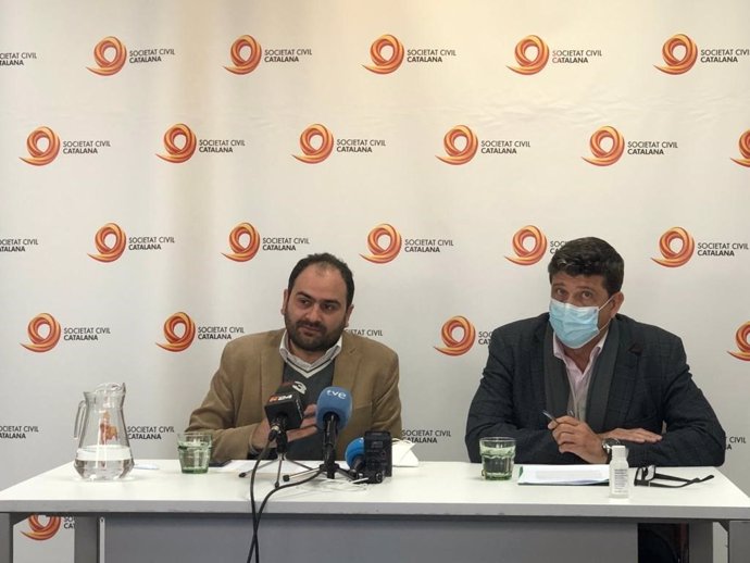 El presidente de SCC, Fernando Sánchez Costa, y el presidente de la entidad Llibertats, Eloy Moreno, en rueda de prensa en la sede de SCC en Barcelona de 27 de enero de 2022.