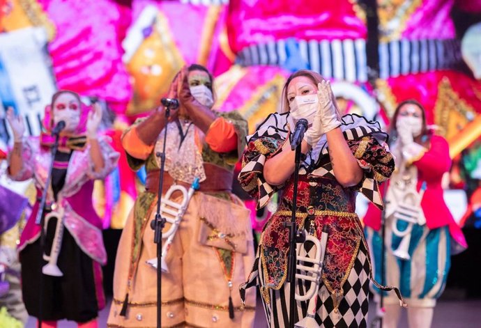 Archivo - Actuación de una murga en el Carnaval de Santa Cruz de Tenerife