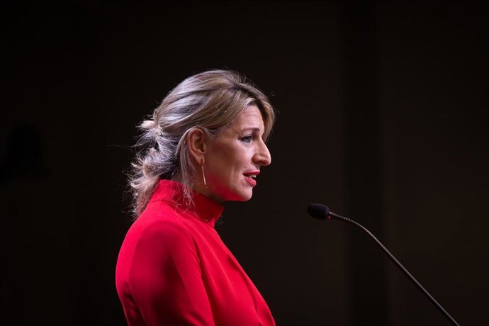 La vicepresidenta segunda del Gobierno y ministra de Trabajo y Economía Social, Yolanda Díaz, comparece en el auditorio del edificio corporativo de Seat, a 27 de enero de 2022, en Martorell, Barcelona, Cataluña (España). 