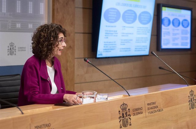 La ministra de Hacienda y Función Pública, María Jesús Montero, a su llegada para comparecer ante los medios para presentar un avance de los datos de cierre de recaudación tributaria correspondientes a 2021.