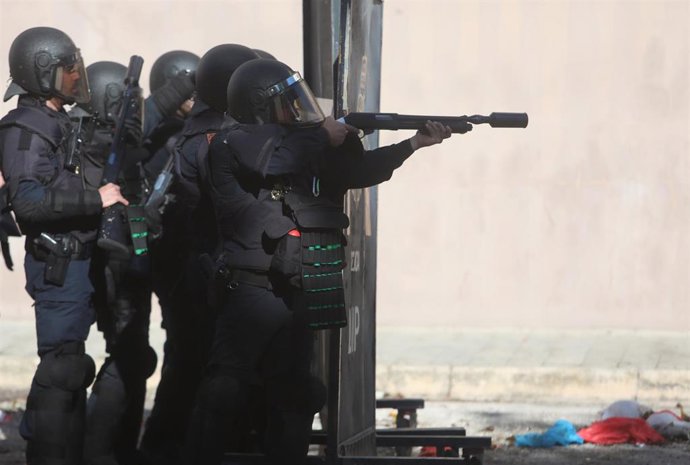 Archivo - Policías cargan con los manifestantes en la novena jornada de la huelga del metal en el barrio del Río de San Pedro en Puerto Real a 24 de noviembre 2021 en Puerto Real (Cádiz)