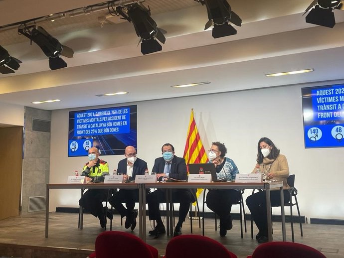 El director del Servei Catal de Trnsit (SCT) y el conseller de Interior, Joan Ignasi Elena, durante su intervención