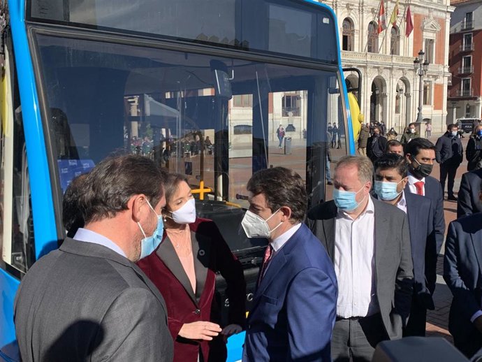 Maroto (C) saluda a Mañueco en presencia del alcalde de Valaldolid.