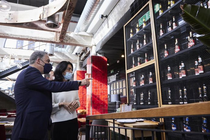 El consejero de Presidencia, Elías Bendodo, durante la visita la Factoría Cruzcampo, a 27 de enero de 2022 en Sevilla (Andalucía, España)