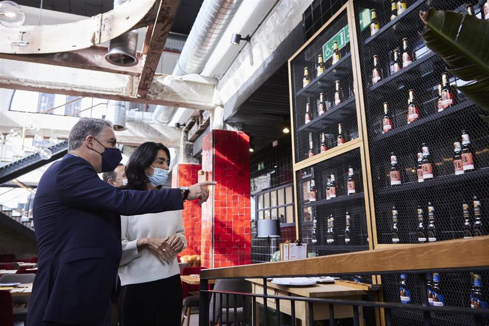 El consejero de Presidencia, Elías Bendodo, durante la visita la Factoría Cruzcampo, a 27 de enero de 2022 en Sevilla (Andalucía, España)