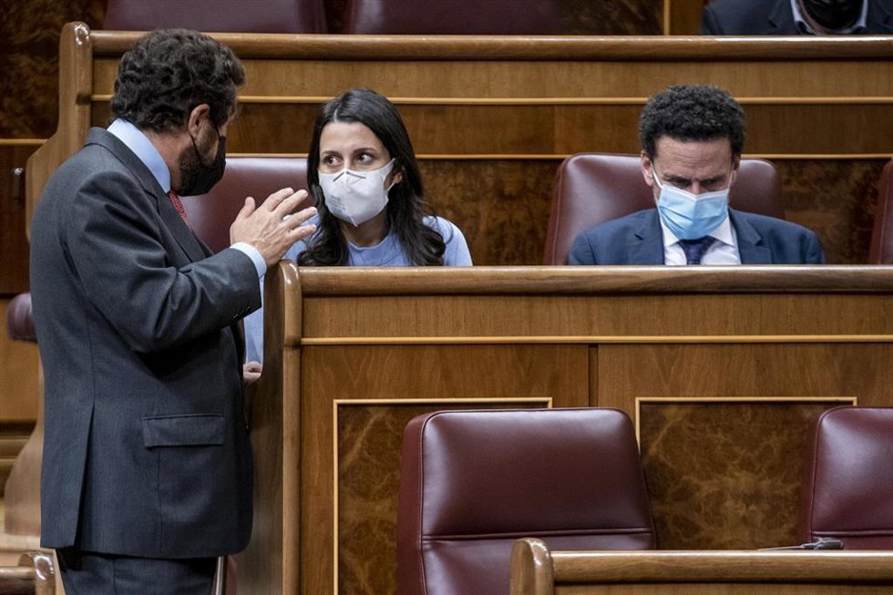 La presidenta de Ciudadanos, Inés Arrimadas, y el vicesecretario general y portavoz nacional de Ciudadanos, Edmundo Bal (1d), en una sesión plenaria extraordinaria en el Congreso