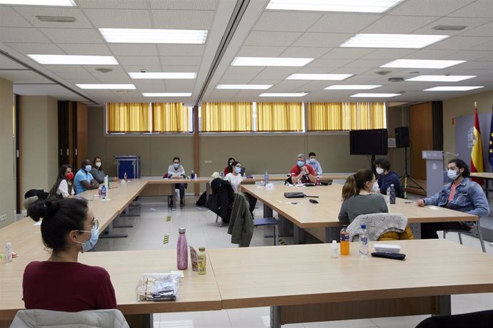 Archivo - Varias personas en una de las aulas del centro de examen de las pruebas de Formación Sanitaria Especializada (FSE), en el Ministerio de Sanidad de Madrid (España), a 27 de marzo de 2021.