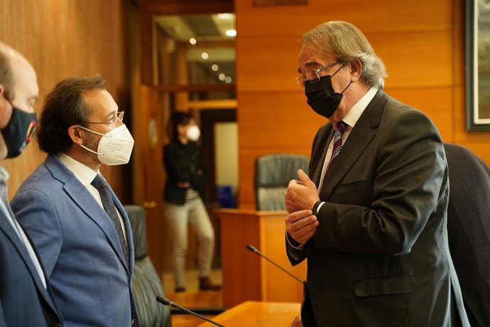 José Luis Saz (Cs) se ha reunido, junto con los demás grupos, con el consejero de Hacienda, Carlos Pérez Anadón.