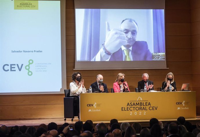 El presidente de la Confederación Empresarial de la Comunitat Valenciana, Salvador Navarro, interviene de manera telemática, tras ser reelegido como presidente en la clausura de la Asamblea Electoral. 