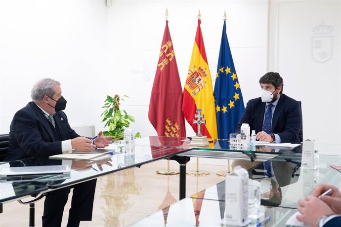 El jefe del Ejecutivo regional, Fernando López Miras, reunido con el hermano mayor de la Real e Ilustre Cofradía de la Santísima y Vera Cruz de Caravaca, Luis Melgarejo