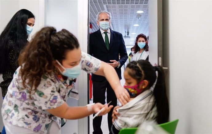 Enrique Ruiz Escudero visita el Hospital La Paz para animar a las familias en la vacunación infantil