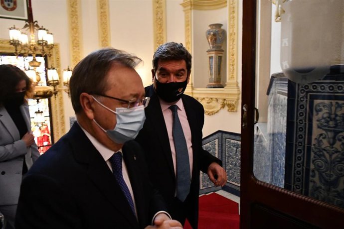 El presidente de la Ciudad autónoma de Ceuta, Juan Jesús Vivas (i), y el ministro de Inclusión, Seguridad Social y Migraciones, José Luis Escrivá