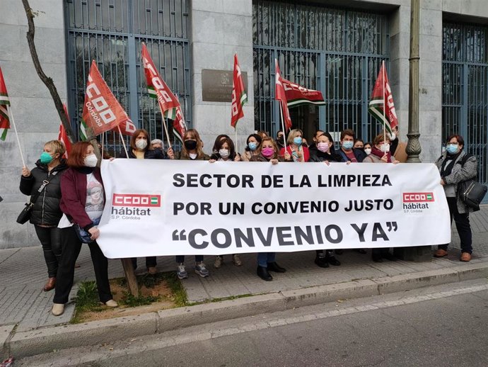 Delegadas de CCOO Córdoba del sector de la limpieza concentradas ante la Delegación de Salud de la Junta en Córdoba.