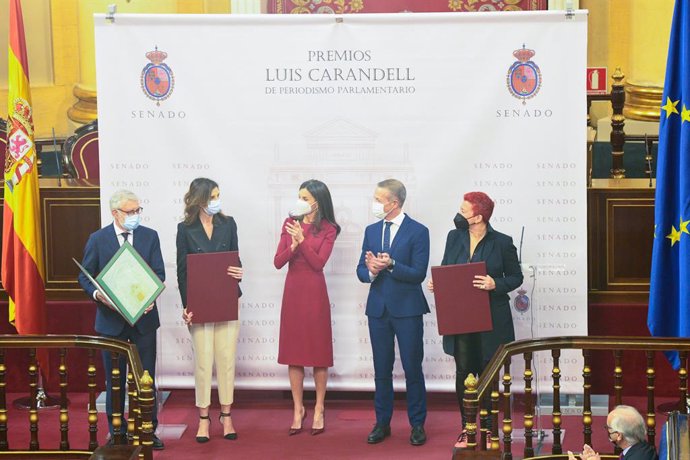 La Reina Letizia y el presidente del Senado, Ander Gil García (2d), entregan el Premio Luis Carandell en la categoría de Territorialidad a Joaquín Anastasio González, Loreto Gutiérrez Prats y a Silvia Mascareño Díaz, a 27 de enero de 2021, en Madrid