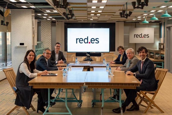 Firma del acuerdo entre Red.Es y el colegio de registradores