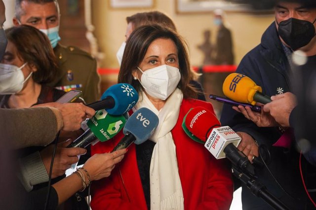 La ministra de Defensa, Margarita Robles, este jueves en Sevilla en declaraciones a los medios tras el acto de entrega del IX Edición del Premio Sabino Fernández Campos. 