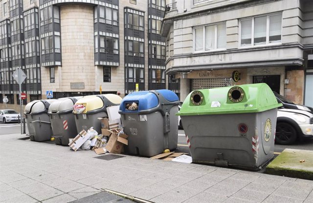 Archivo - Varios contenedores con basura en Santander