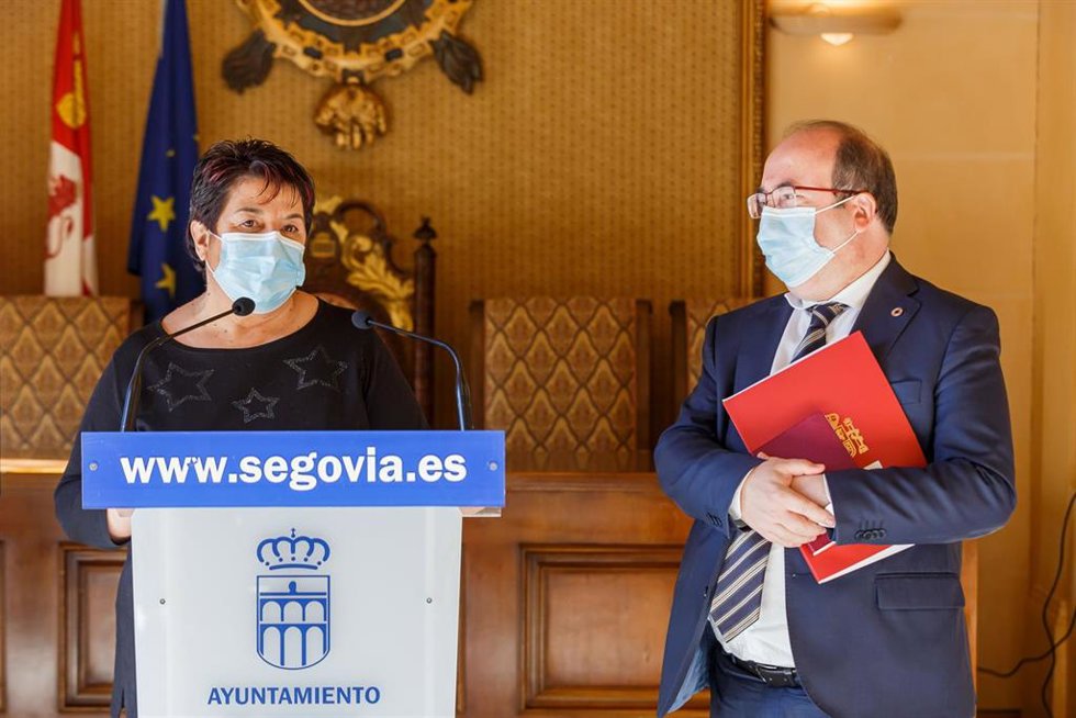 La alcaldesa de Segovia, Clara Luquero y el ministro de Cultura, Miquel Iceta, ofrece declaraciones a los medios después de su reunión en el Ayuntamiento de Segovia.