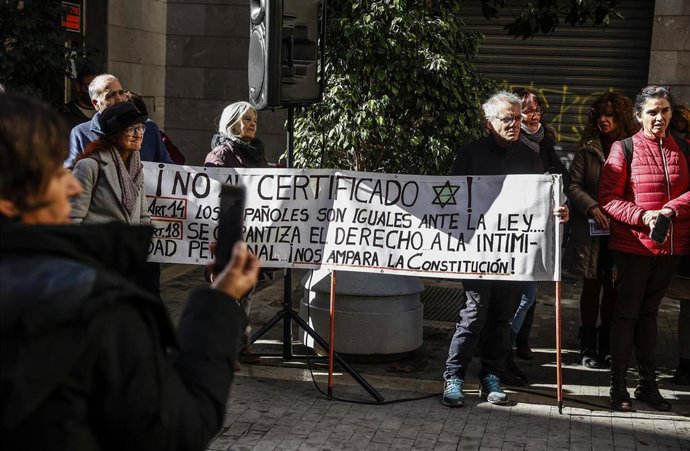 Manifestantes durante la cacerolada en contra del pasaporte Covid, frente al Tribunal Superior de Justicia de la Comunidad Valenciana. 