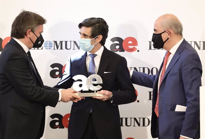 El presidente de Telefónica, José María Álvarez-Pallete (c) recibe el premio de la revista de Actualidad Económica al Mejor Empresario del año del presidente ejecutivo de Unidad Editorial, Marco Pompignoli; y el director de El Mundo, Francisco Rosell.