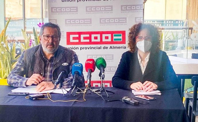 Antonio Valdivieso y Nuria López (CCOO) en el desayuno informativo en Almería