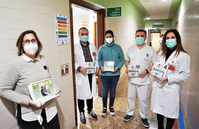 Responsables del Hospital Reina Sofía y la Asociación Navarra de Autismo con la guía visual