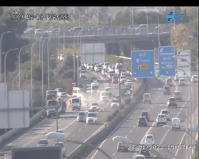 Archivo - Retenciones por un camión que ha perdido la carga en la incorporación de la Vía de Cintura a la autopista de Llucmajor.