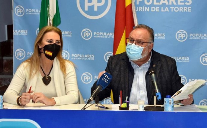 La diputada nacional por el PP de Málaga Carolina España, junto al presidente del PP local y alcalde del municipio, Joaquín Villanova.