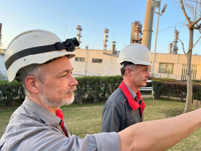 Javier Rodríguez Jorva y Pedro Rangel, técnicos de Cepsa en Palos de la Frontera (Huelva), que cuentan con certificación de la NACE.