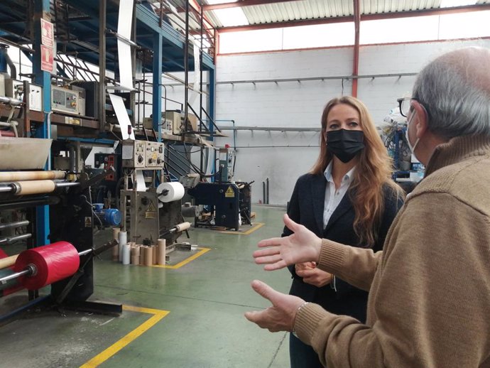 La delegada de Empleo y Transformación Económica de la Junta en Granada, Virginia Fernández, visita la fábrica Granaplast.