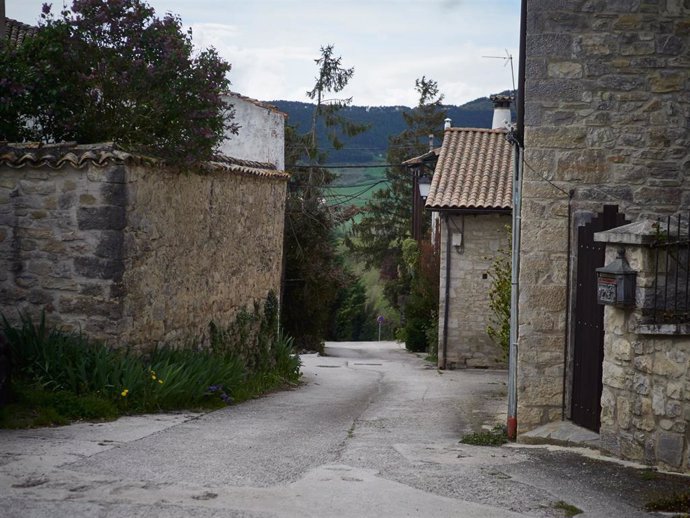 Archivo - Calle vacía en el pueblo de Oricáin durante el día 33 del estado de alarma en la Navarra más rural, en Oricáin/Navarra (España) a 16 de abril de 2020.