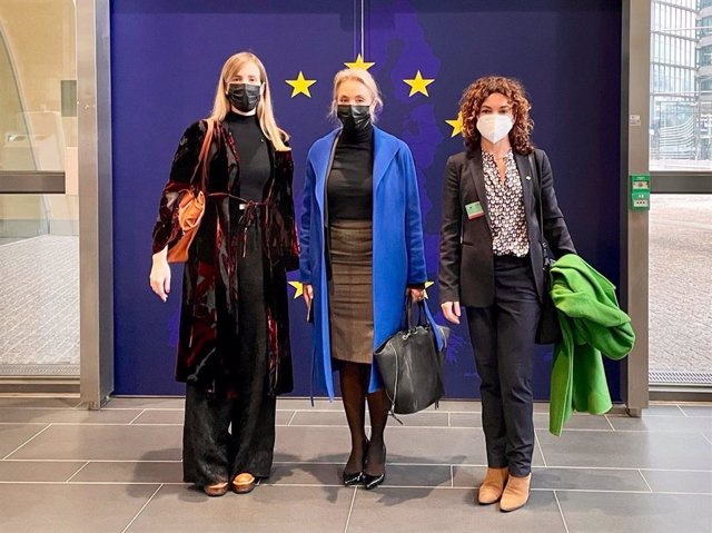 La consellera de Acción Exterior de la Generalitat, Victòria Alsina; la vicepresidenta de Occitania, Nadia Pellefigue, y la consellera balear Rosario Sánchez, en el viaje de trabajo de la Eurorregión Pirineos Mediterráneo en Bruselas.