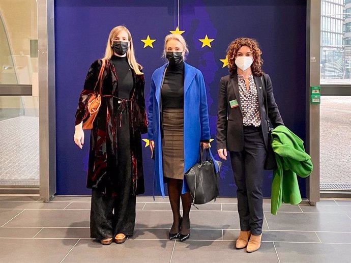 La consellera de Acción Exterior de la Generalitat, Victria Alsina; la vicepresidenta de Occitania, Nadia Pellefigue, y la consellera balear Rosario Sánchez, en el viaje de trabajo de la Eurorregión Pirineos Mediterráneo en Bruselas.