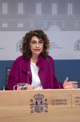 La ministra de Hacienda y Función Pública, María Jesús Montero, comparece ante los medios para presentar un avance de los datos de cierre de recaudación tributaria correspondientes a 2021, en la Sede del Ministerio, a 27 de enero de 2022, en Madrid (Esp