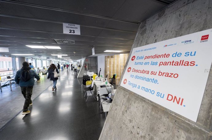 Varias personas acceden al centro de vacunación para ponerse una dosis contra el Covid-19