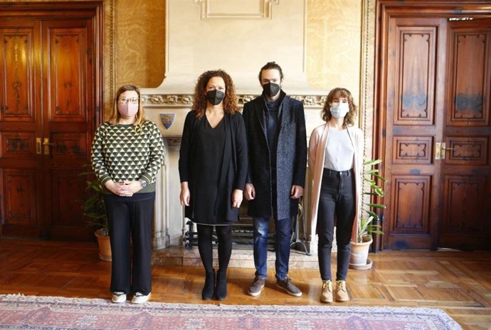 La presidenta del Consell de Mallorca, Catalina Cladera, en la audiencia a la asociación Joves de Mallorca per la Llengua.