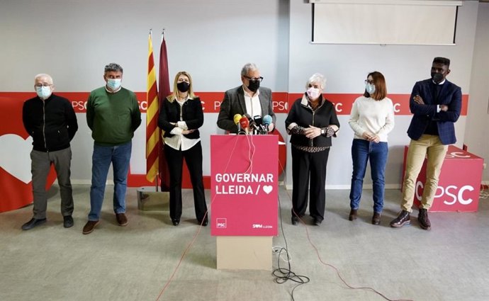 El jefe de la oposición del Ayuntamiento de Lleida y exalcalde socialista, Flix Larrosa, junto a concejales y concejalas del PSC en Lleida