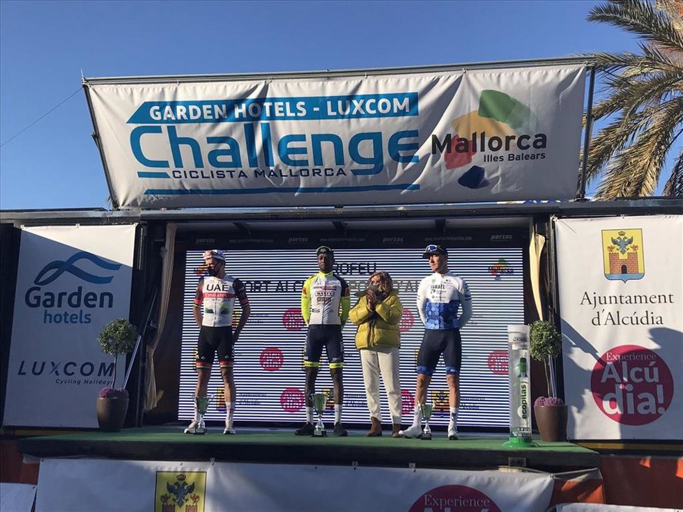 Podio del Trofeo Alcúdia 2022, dentro de la Challenge Mallorca, conquistado por el eritreo Biniam Girmay (Intermarché-Wanty-Gobert)