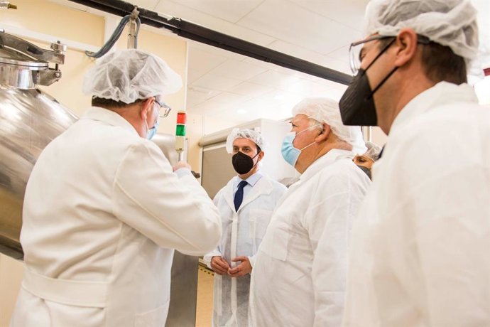 El presidente de la Diputación Provincial de Almería, Javier Aureliano García, durante la visita a Laboratorios Durbán.